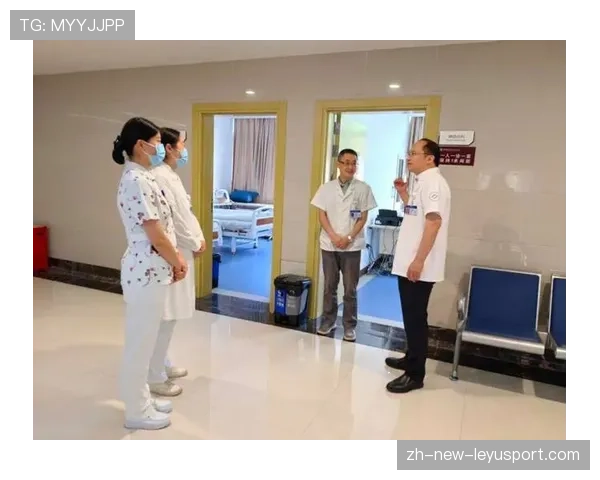 医疗团队的待命区:担架随时准备,带领医疗团队