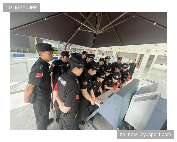 球场临时安检口的快速通过流程与志愿者培训，在体育场东安检口安检过程中